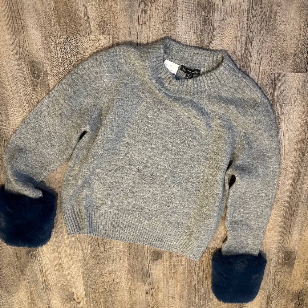 Saks Fifth Avenue Gray Sweater with Faux Fur on the Wrist - Size L (NEW W/ TAGS)